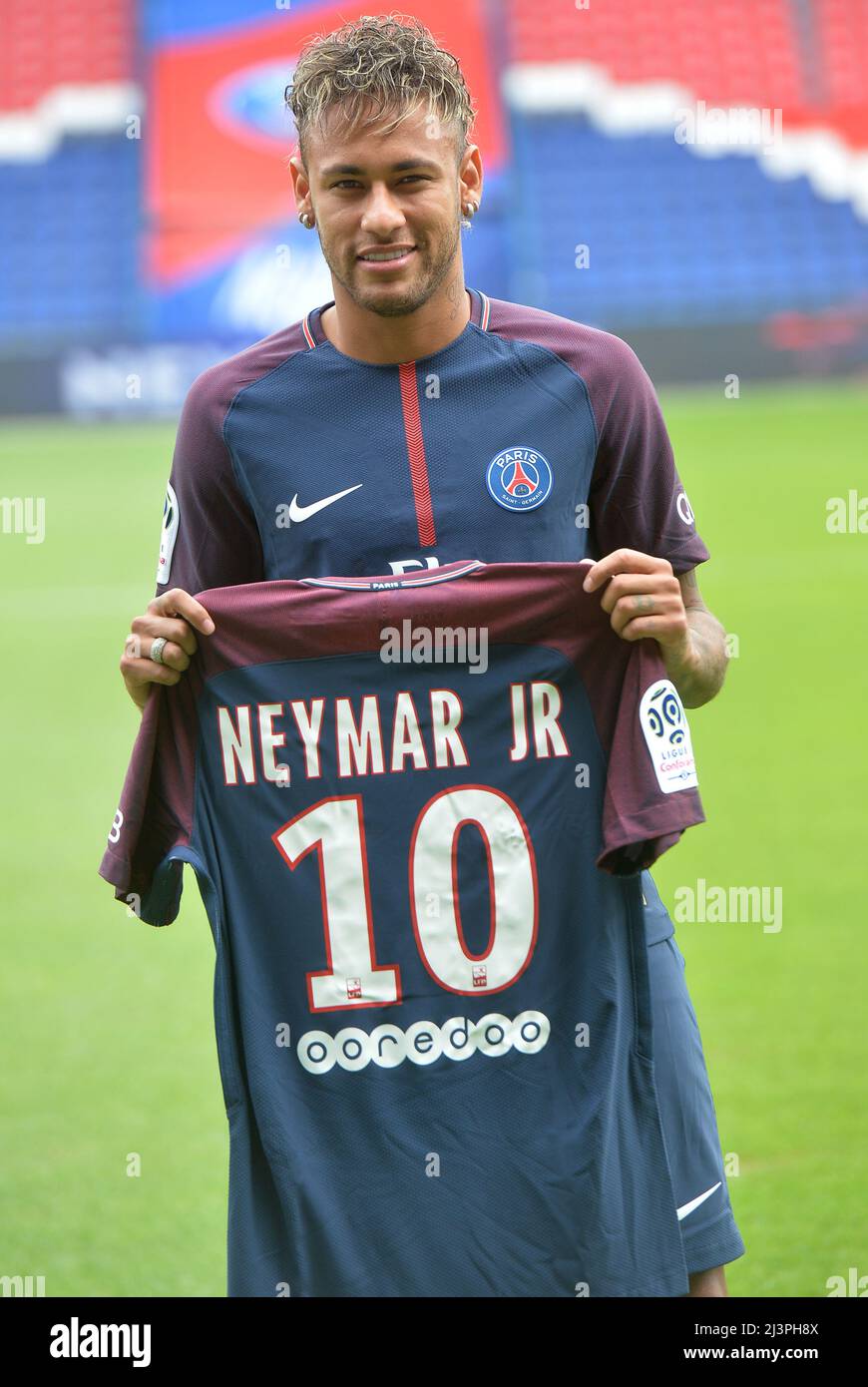 Neymar firma come nuovo giocatore dal FC Barcelona a Parigi Saint Germain con il presidente di PSG Nasser al-Khelaifi Foto Stock