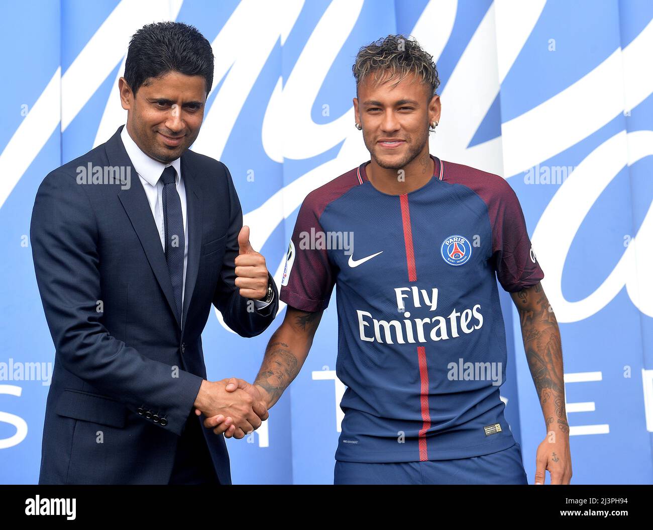 Neymar firma come nuovo giocatore dal FC Barcelona a Parigi Saint Germain con il presidente di PSG Nasser al-Khelaifi Foto Stock