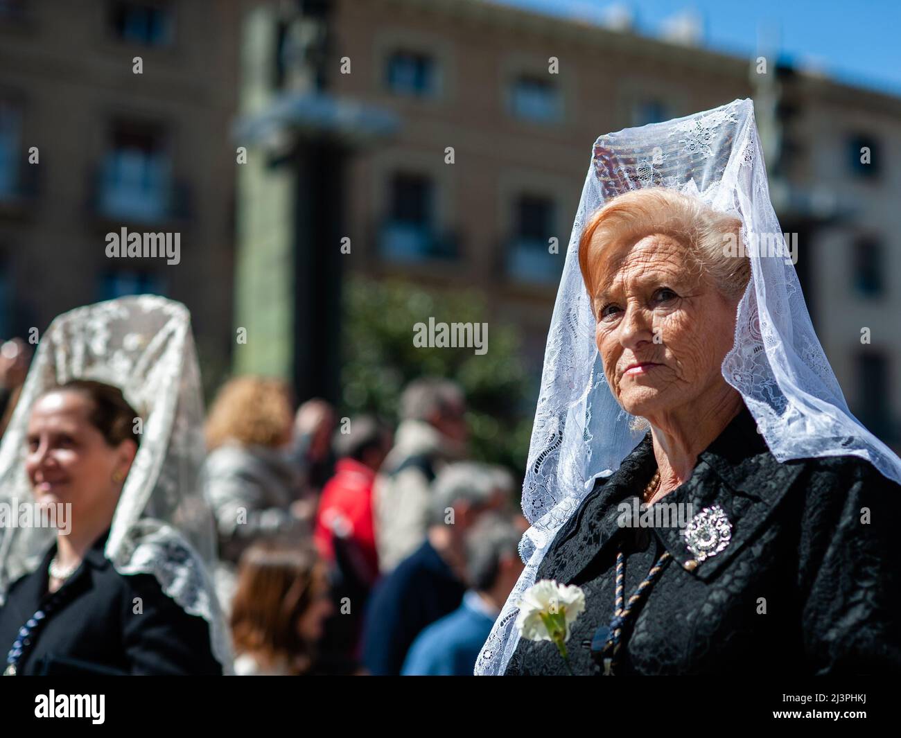 Saragozza, Spagna. 8th Apr 2012. Le donne solitamente vestono in nero con una mantilla sopra le loro teste, sono viste camminare durante la processione. In Spagna, la settimana Santa si chiama 'Semana Santa' ed è celebrata con un'emozione e un'esperienza di pageantry impareggiabili. Si tratta di processioni religiose in tutto il paese, che riempiono le strade con il battito dei tamburi, fiori e sculture religiose. (Credit Image: © Ana Fernandez/SOPA Images via ZUMA Press Wire) Foto Stock