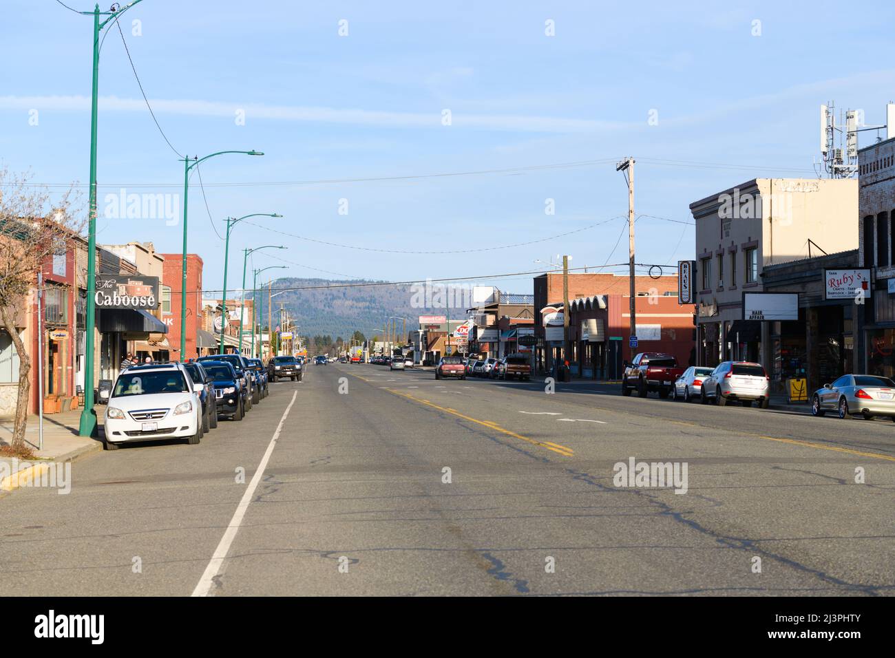 CLE Elum, WA, USA - 07 aprile 2022; Vista a est su West 1st Street in una serata di primavera a Cle Elum Washington Foto Stock