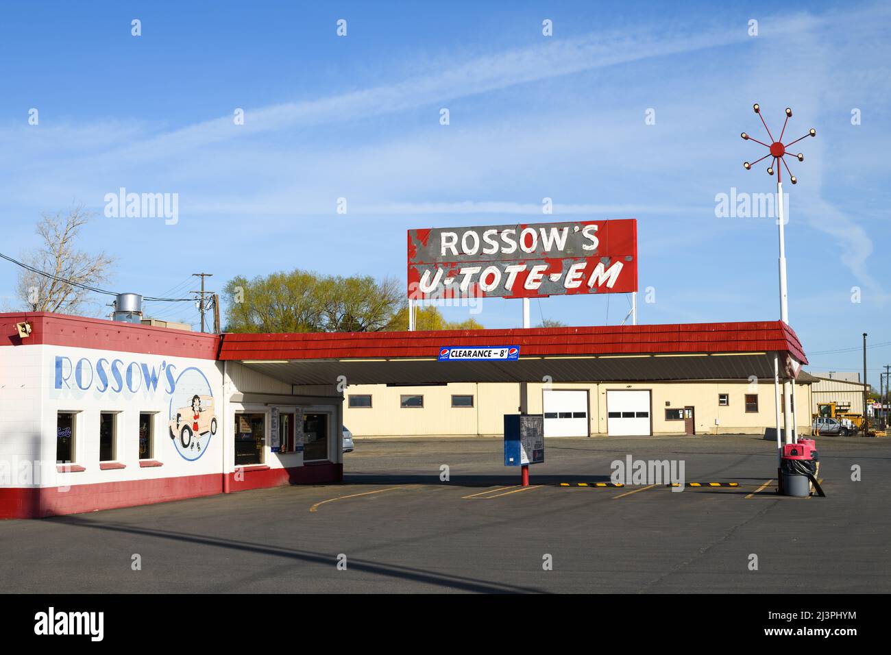 Ellensburg, WA, USA - 07 aprile 2022; U-Tote-em Drive di Russow in ristorante a Ellensburg, Washington Foto Stock