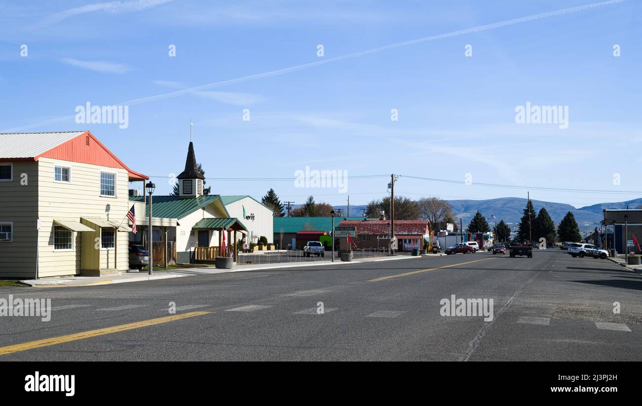 Kittitas, WA, USA - 07 aprile 2022; vista lungo l'ampia strada principale nello stato di Kittitas Washington Foto Stock