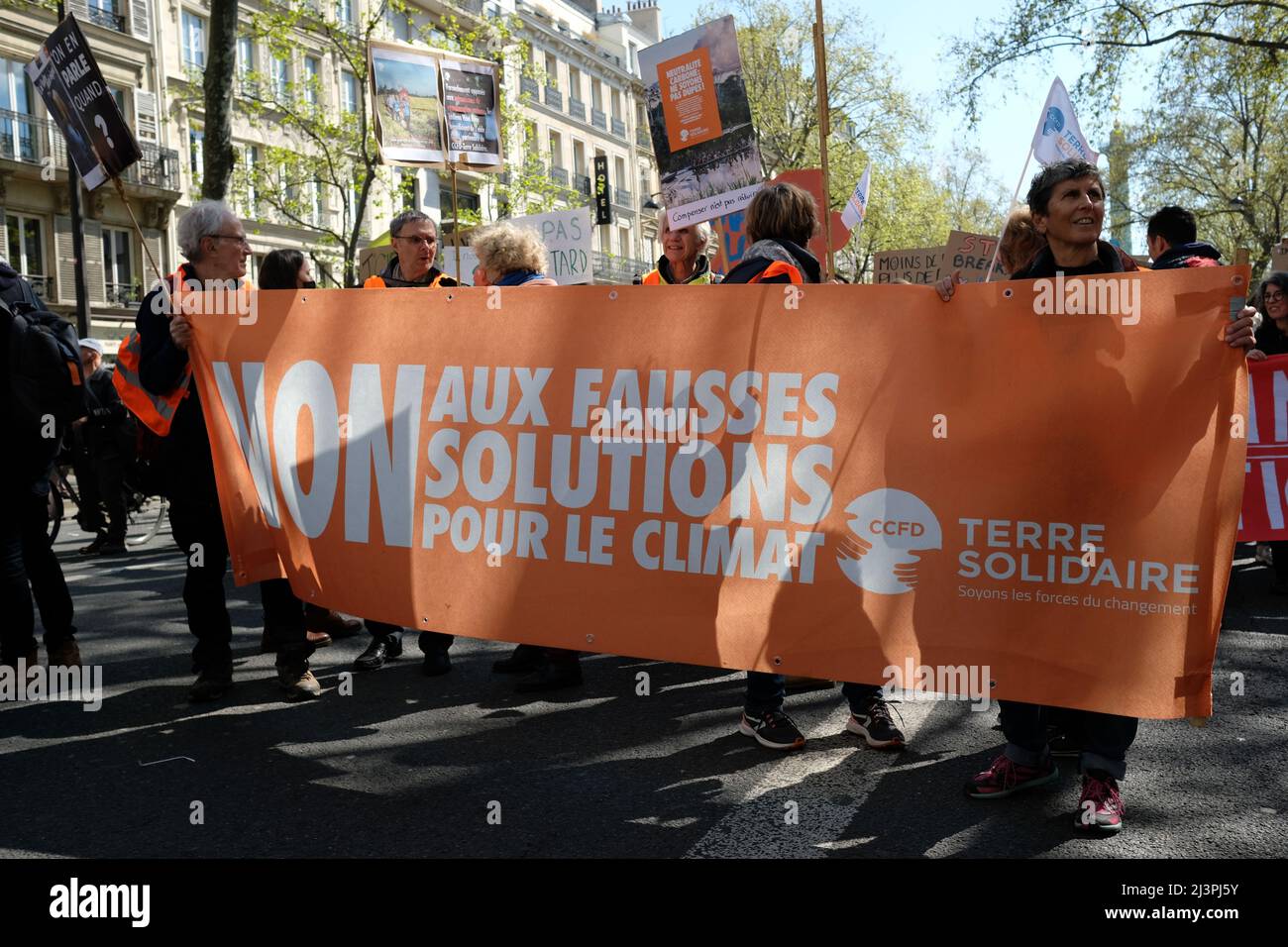 Marche pour le futur entre la Place de la bastille et celle de la république. Antifas et gilets en tête de cortège les assos et ONG suivent tranquillille Foto Stock