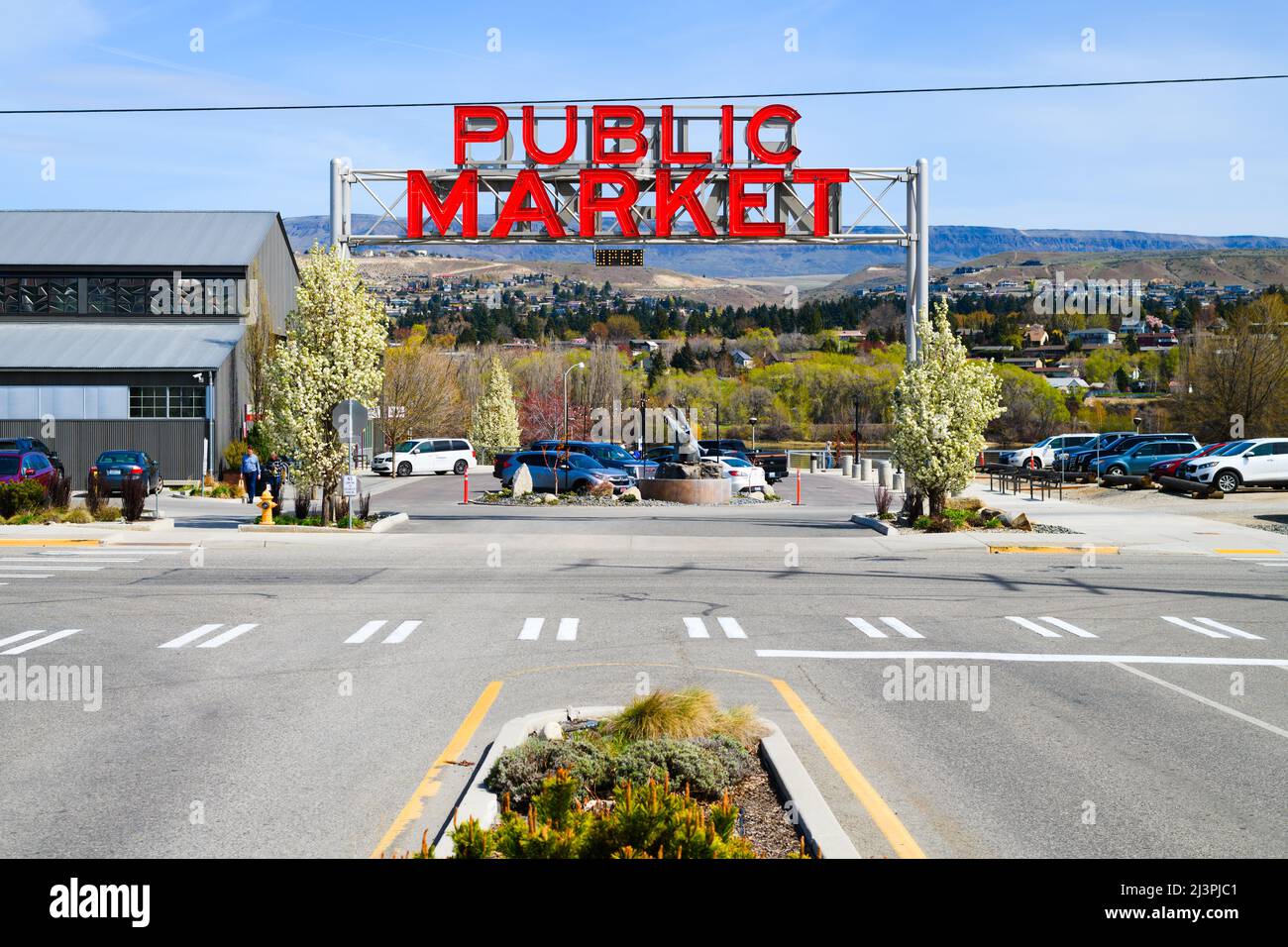 Wenatchee, WA, USA - 07 aprile 2022; cartello d'ingresso al mercato pubblico di Wenatchee Foto Stock