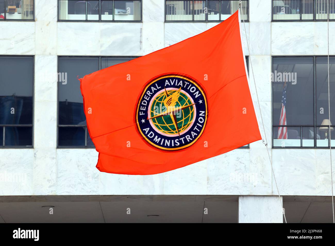 La bandiera della Federal Aviation Administration che vola di fronte al Orville Wright Federal Building, 800 Independence Ave SW, Washington DC. Foto Stock