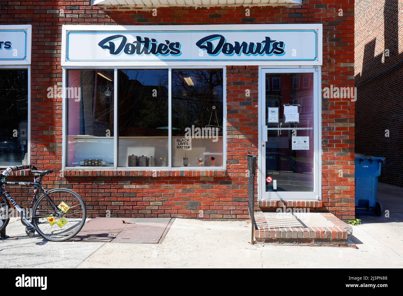 Dottie's Donuts, 4529 Springfield Ave, Philadelphia foto di un negozio di ciambelle vegane a Spruce Hill, Cedar Park, University City. Pennsylvania Foto Stock