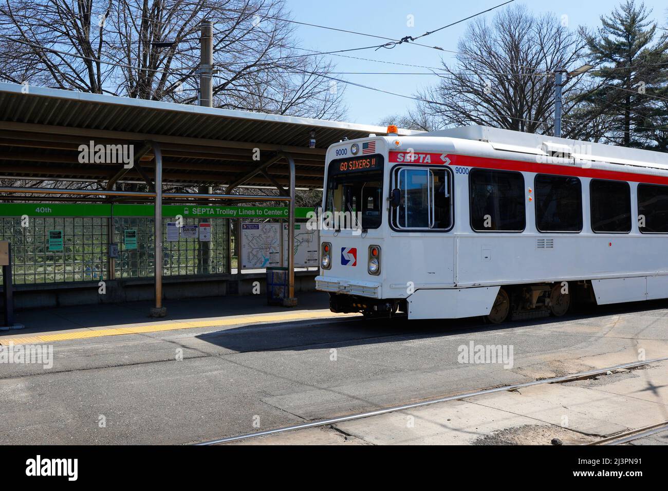Un AUTOBUS A tram SETTA con 'Go Sixers!!' Lo schermo si fermò al 40th in direzione est verso il centro di Philadelphia. Foto Stock