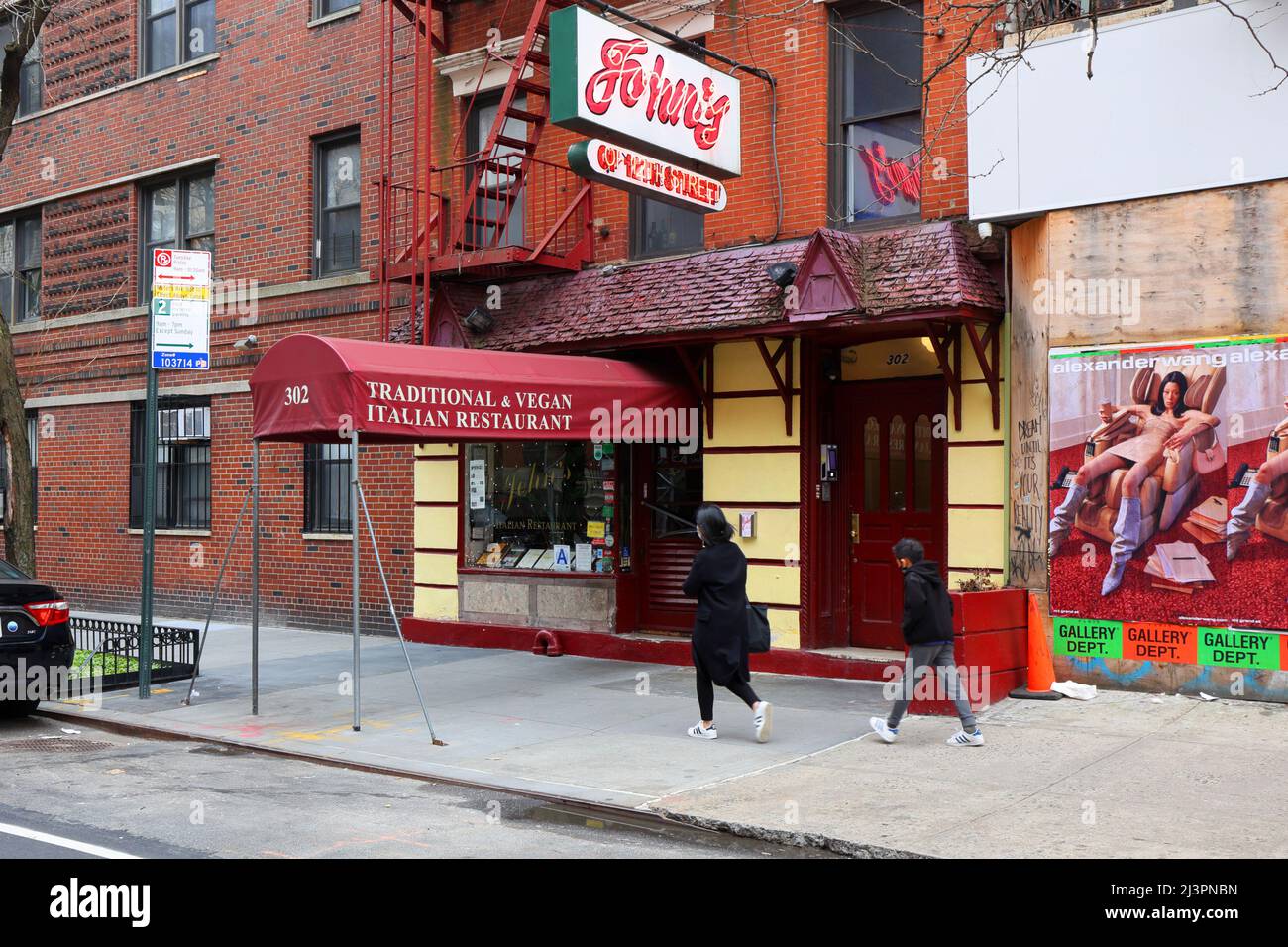 John's of 12th Street, 302 e 12th St, New York, NYC foto di un ristorante italiano vegano nel quartiere East Village di Manhattan. Foto Stock