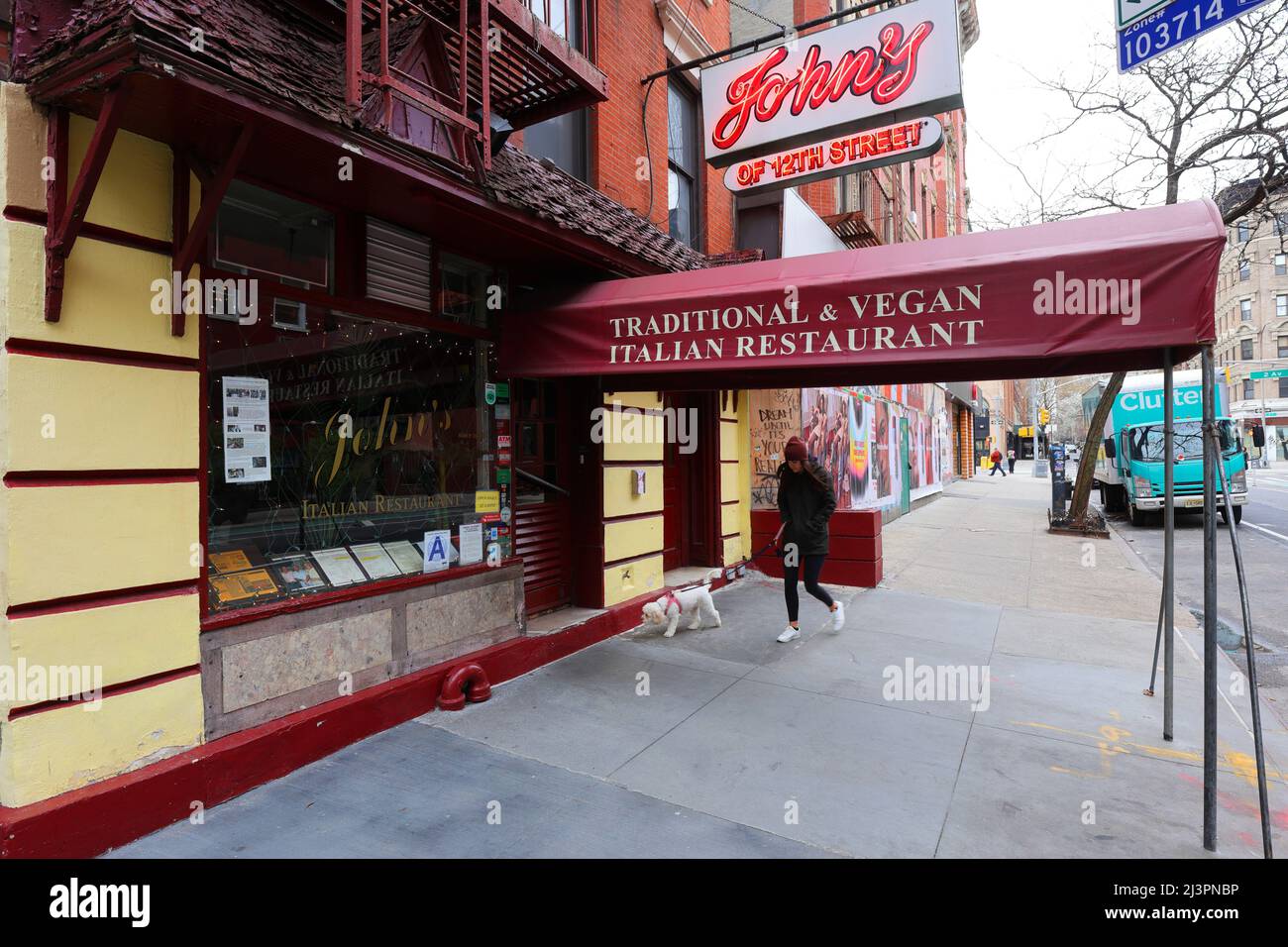 John's of 12th Street, 302 e 12th St, New York, NYC foto di un ristorante italiano vegano nel quartiere East Village di Manhattan. Foto Stock