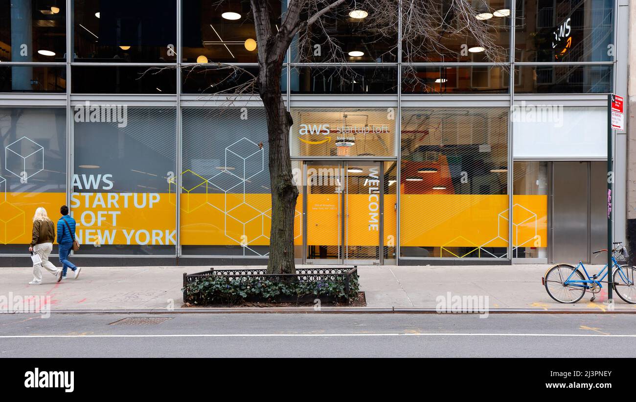 AWS Startup Loft, 350 W Broadway, New York, NYC storefront foto di uno spazio di coworking Amazon Web Services nel quartiere SoHo a Manhattan. Foto Stock