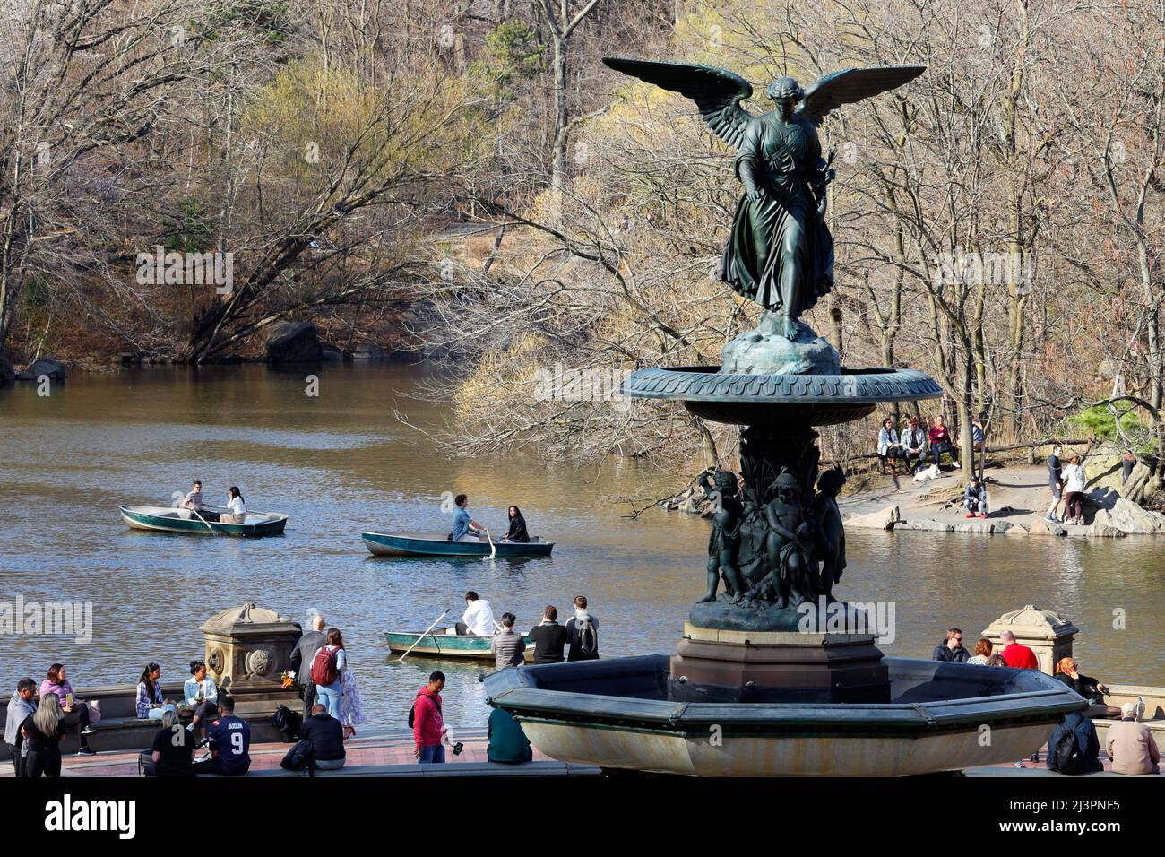 Turisti a Bethesda Fountain, nel Ramble, e in fila barche sul lago in Central Park, New York, NY. Aprile 2022. Scultura Angelo delle acque Foto Stock