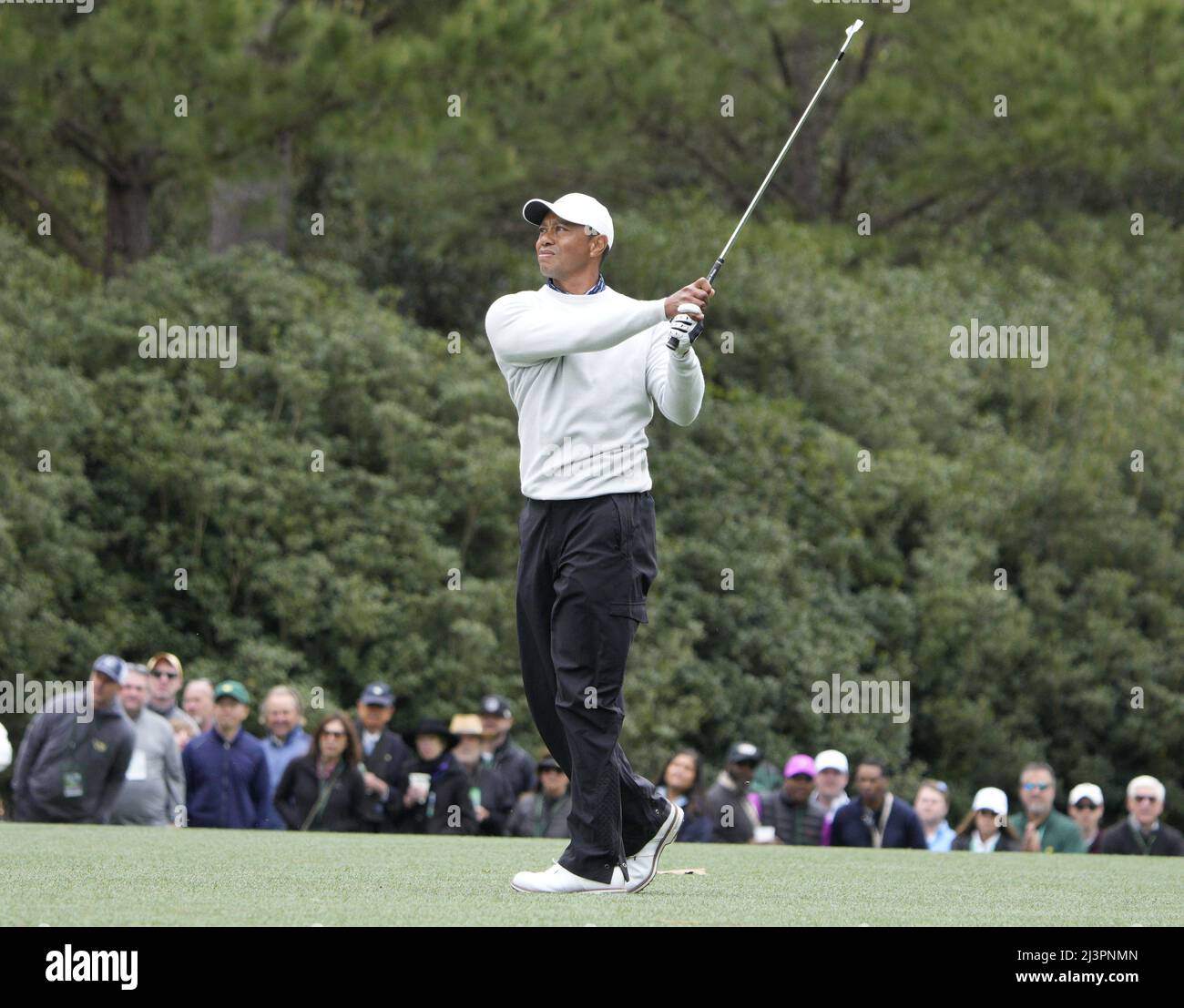 Augusta, Stati Uniti. 09th Apr 2022. Tiger Woods colpisce il suo secondo colpo dal fairway sulla buca 1st il terzo giorno del torneo di golf del Masters al Golf Club Nazionale di Augusta, Georgia sabato 9 aprile 2022. Foto di Bob strong/UPI Credit: UPI/Alamy Live News Foto Stock