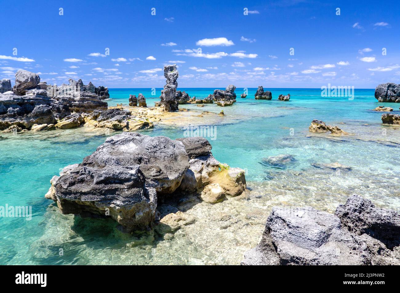 Litorale del lato nord in Bermuda. Spiaggia e formazione rocciosa situato a nord di St. Georges Foto Stock