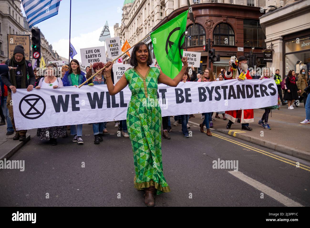 Oxford Street, Londra, Regno Unito. 9th Apr 2022. I manifestanti di estinzione della ribellione si riuniscono a Londra prima di un periodo di azioni di resistenza civile che potrebbero causare disagi nella città e oltre, per protestare contro le presunte cause del cambiamento climatico. Si sono seduti giù, hanno bloccato Oxford Street e marciato giù Regent Street. Foto Stock
