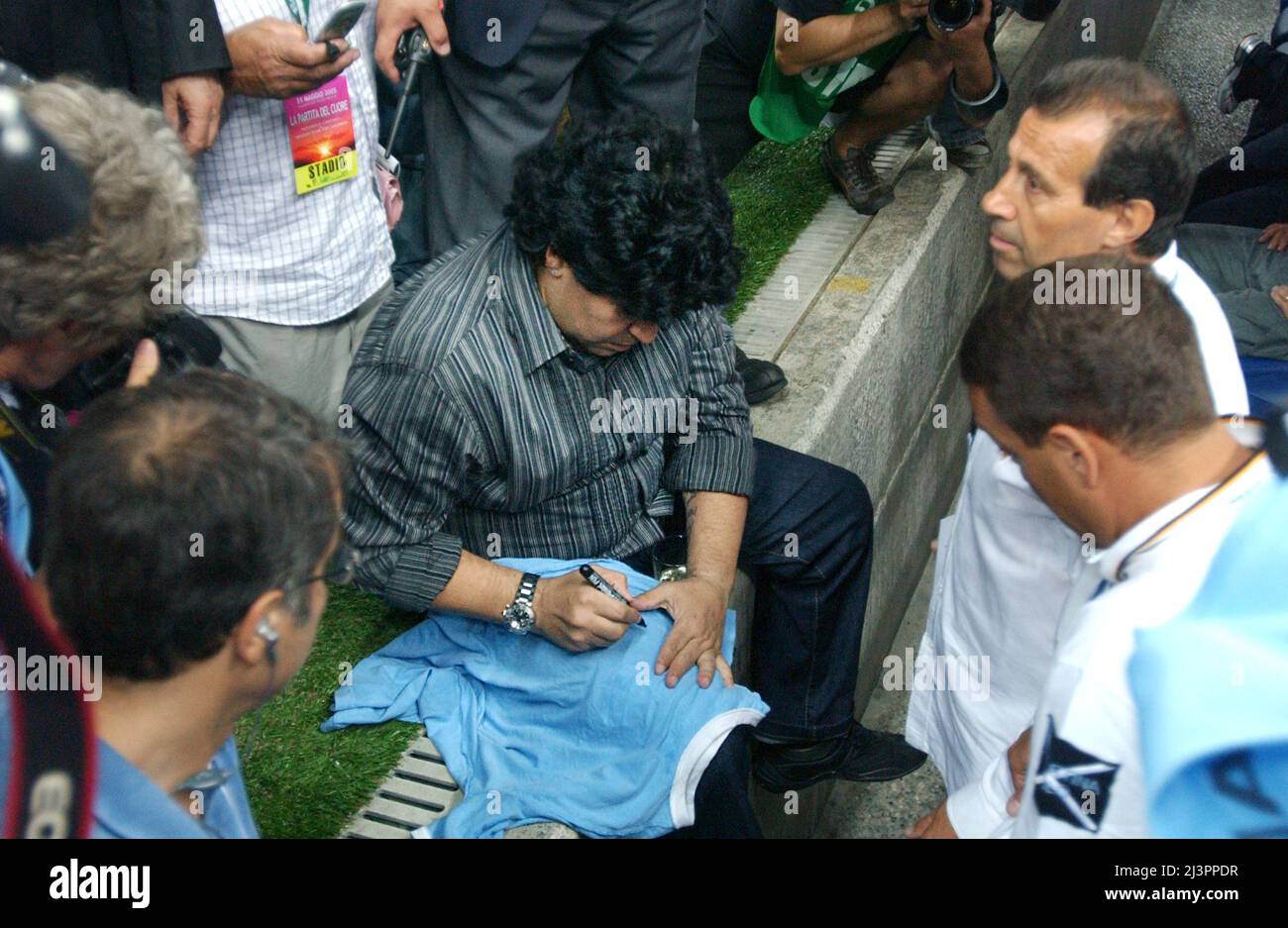 Milano Italia 2005-05-31, Stadio San Siro 'Partita del cuore', incontro di beneficenza tra il National Singers vs Golden Team for Children , Diego Maradona autografa la maglia da calcio n° 10 dell'Argentina Foto Stock