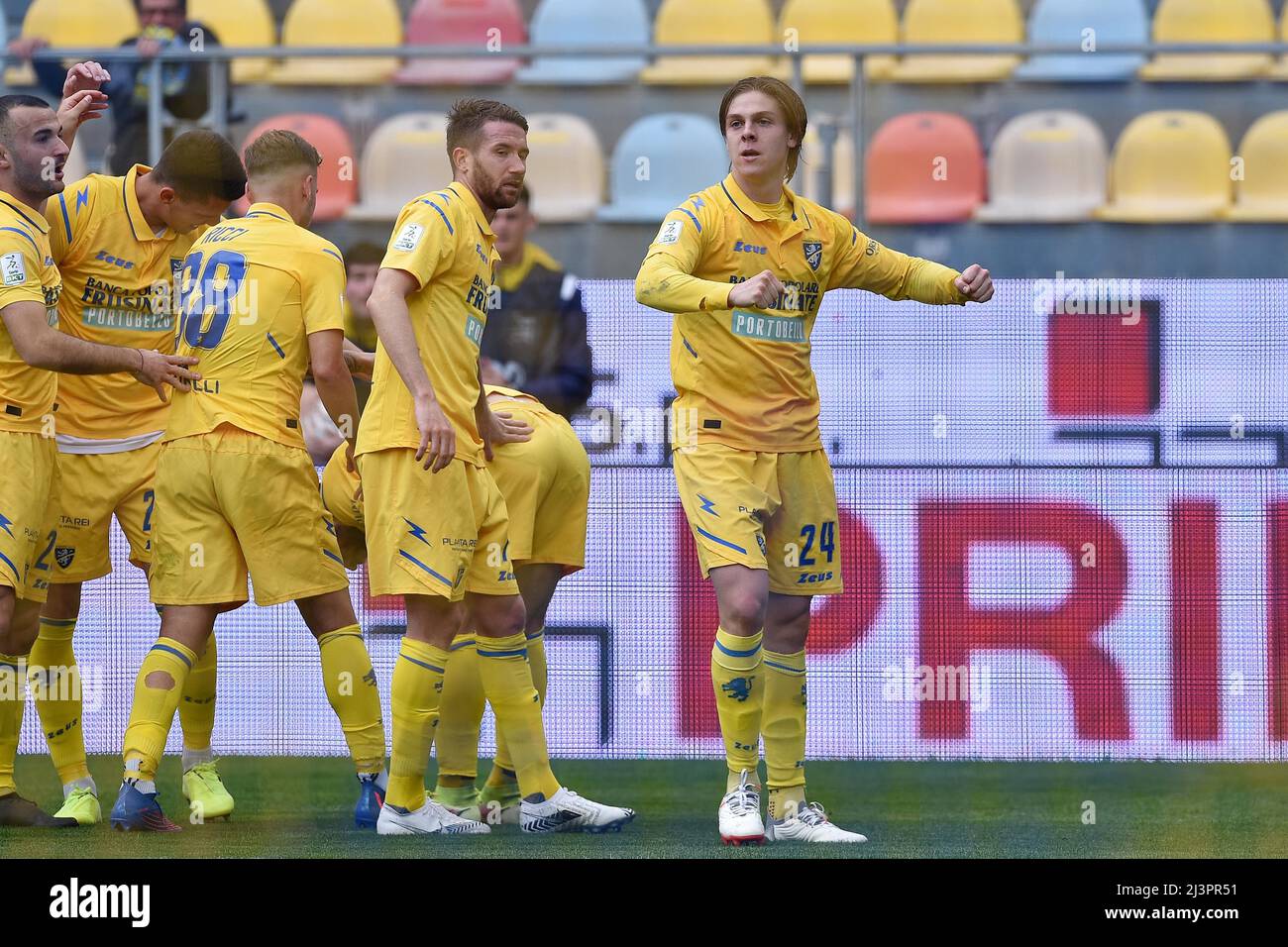 FROSINONE, ITALIA - Marzo 9 : Alessio Zerbin (24) di Frosinone festeggia con i suoi compagni di squadra dopo aver raggiunto il traguardo durante la partita di calcio tra Frosinone e Cremonese allo Stadio Benito Stirpe il 9,2022 marzo a Frosinone Italia Foto Stock
