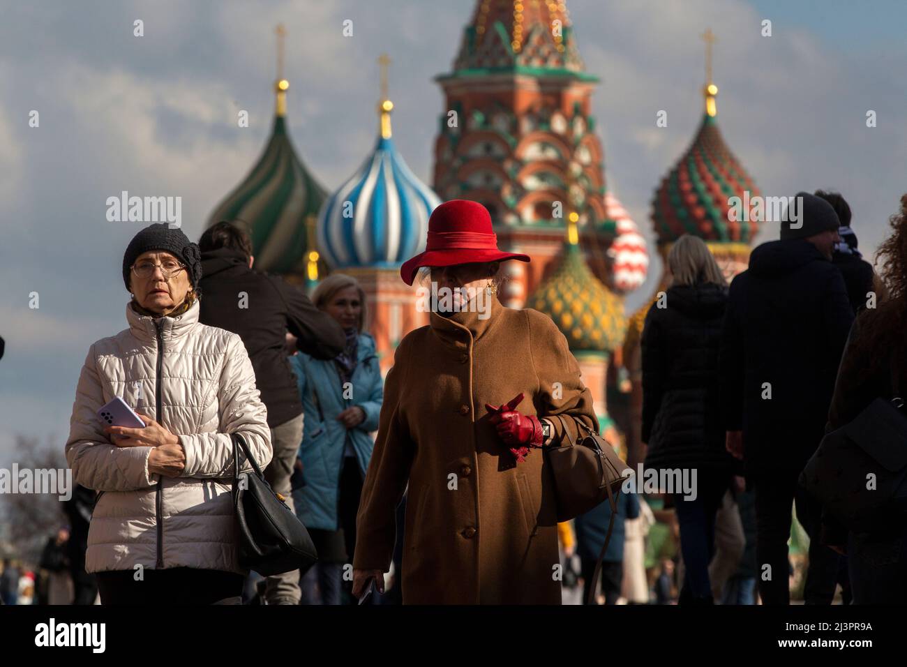 Mosca, Russia. 9th aprile 2022. La gente cammina sulla Piazza Rossa nel centro della città di Mosca nella soleggiata giornata di primavera sullo sfondo della cattedrale di San Basilio, Russia Foto Stock