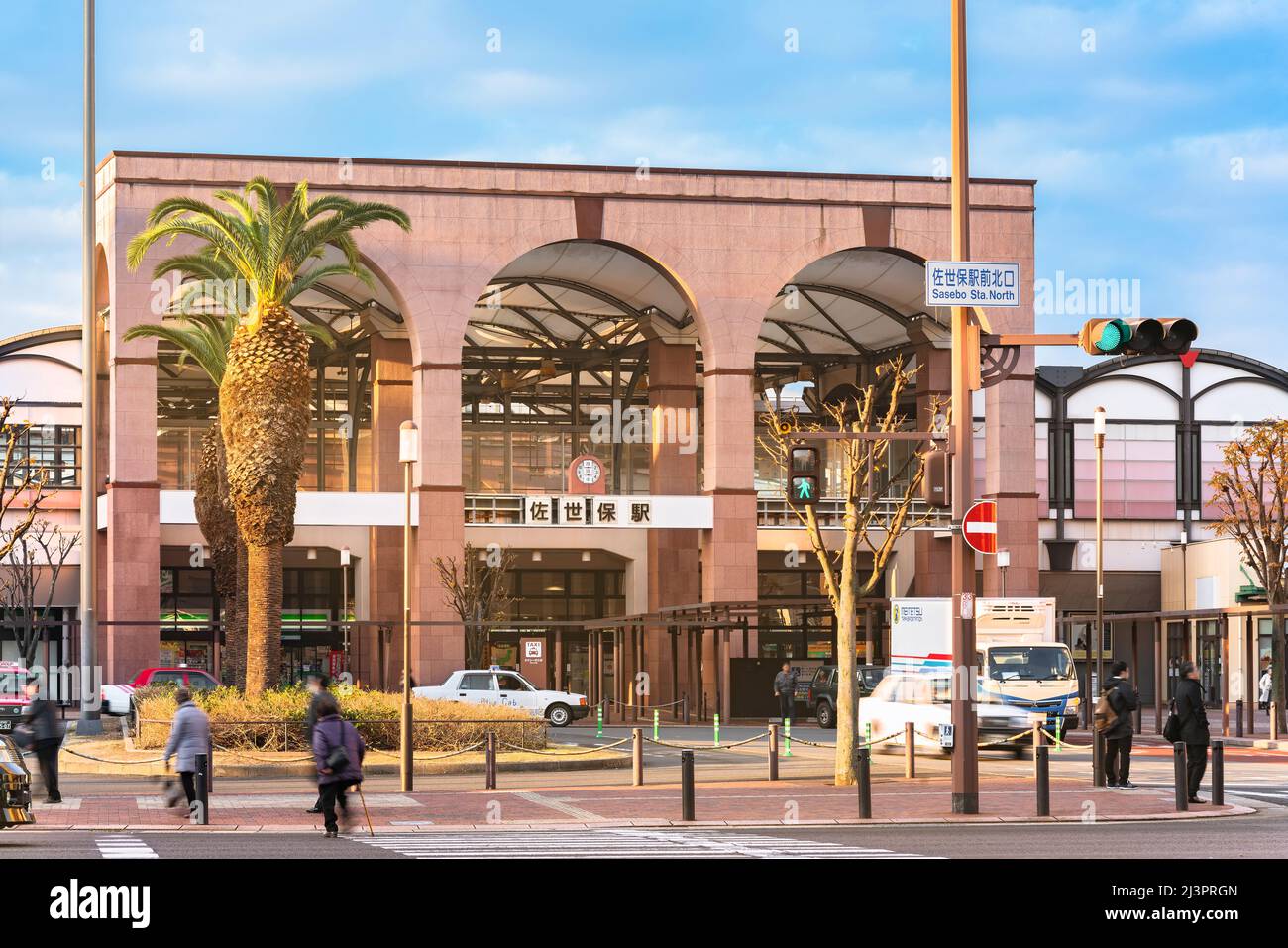 kyushu, giappone - 09 2021 dicembre: Ingresso nord della stazione ferroviaria di Sasebo nella prefettura di Nagasaki con taxi in attesa di passeggeri in rotazione Foto Stock