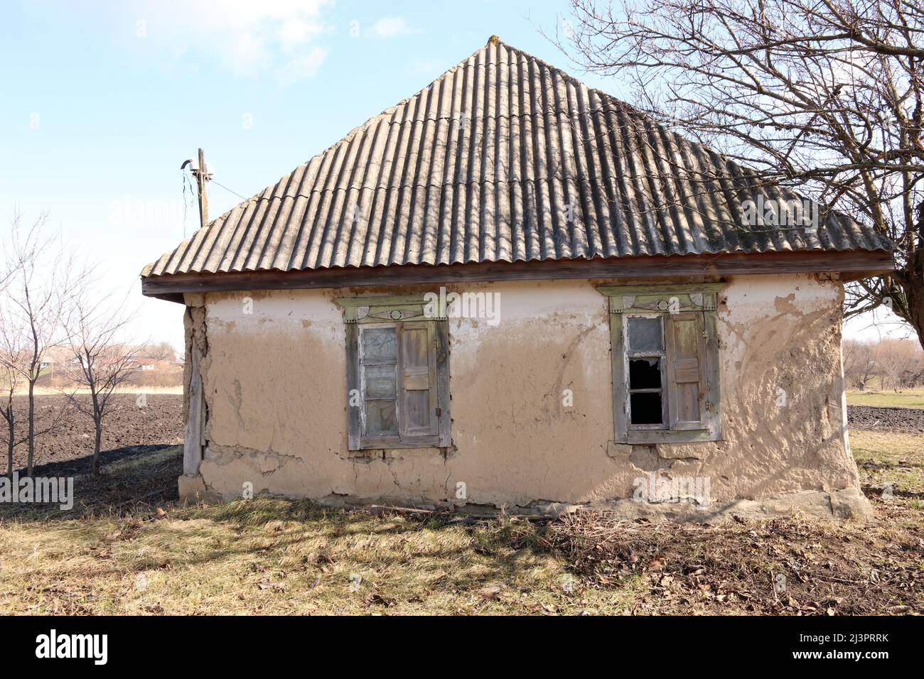 Vecchia casa abbandonata nel villaggio ucraino. Casa fatta di argilla. Foto Stock