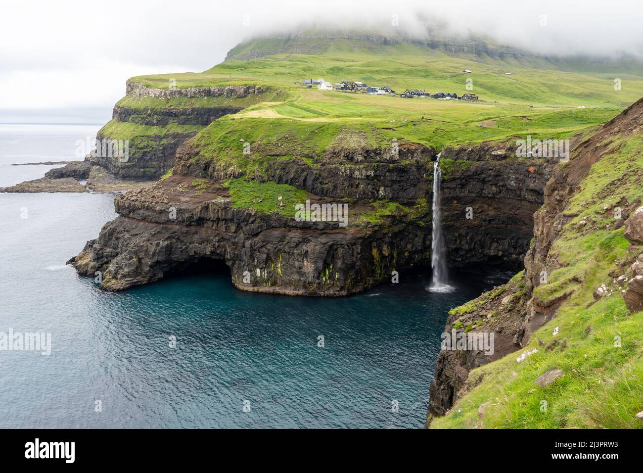 Bella vista aerea della cascata Gasadalur e villaggio e paesaggi nelle Isole Faroe Foto Stock