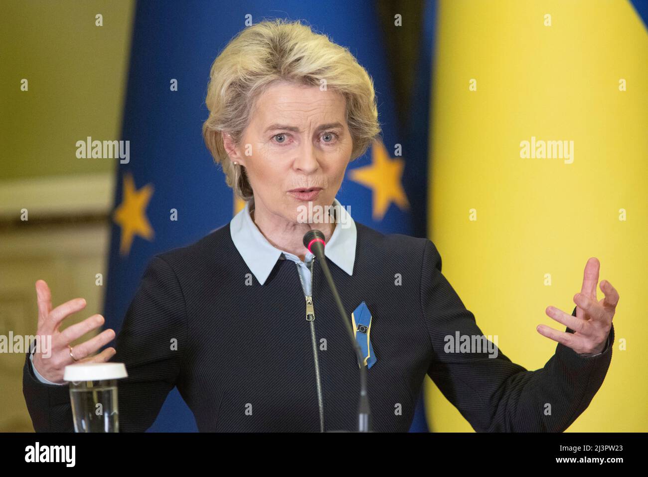 Guerra in Ucraina. Il Presidente Volodymyr SELENSKYJ (ZELENSKYY) riceve il Presidente della Commissione europea Ursula VON DER LEYEN e il Vice Presidente Josep BORRELL il 8th aprile 2022. Incontro del Presidente dell'Ucraina con il Presidente della Commissione europea e l'Alto rappresentante dell'UE per gli affari esteri e la politica di sicurezza Foto: L'Ufficio Presidenziale dell'Ucraina via SVEN SIMON Fotoagentur GmbH & Co. Pressedoto KG # Prinzess-Luise-Str. 41 # 45479 M uelheim/R uhr # Tel. 0208/9413250 # Fax. 0208/9413260 # GLS Bank # BLZ 430 609 67 # conto 4030 025 100 # IBAN DE75 4306 0967 4030 0251 00 # BI Foto Stock