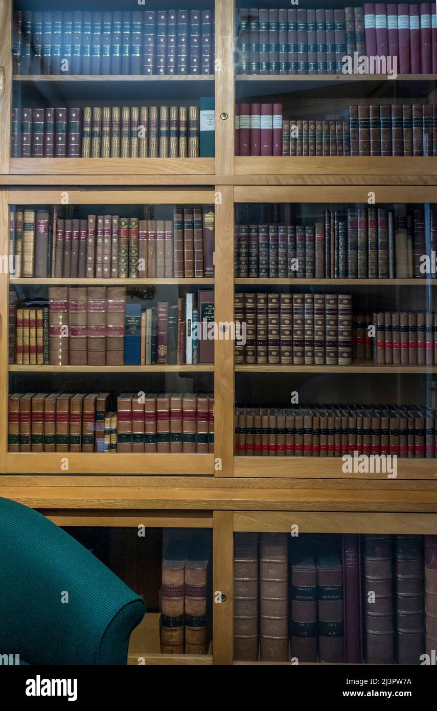 Libreria vintage con libri rilegati Foto Stock