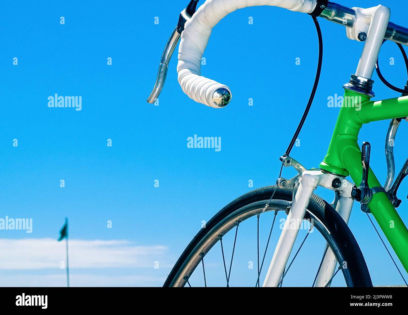 bici da corsa verde con manubrio bianco su sfondo cielo blu Foto stock -  Alamy