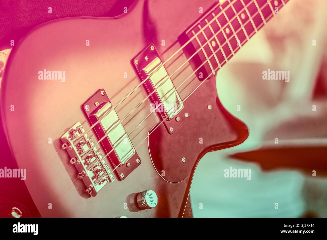 strumento musicale basso chitarra su uno stile vintage viola a due tonalità Foto Stock