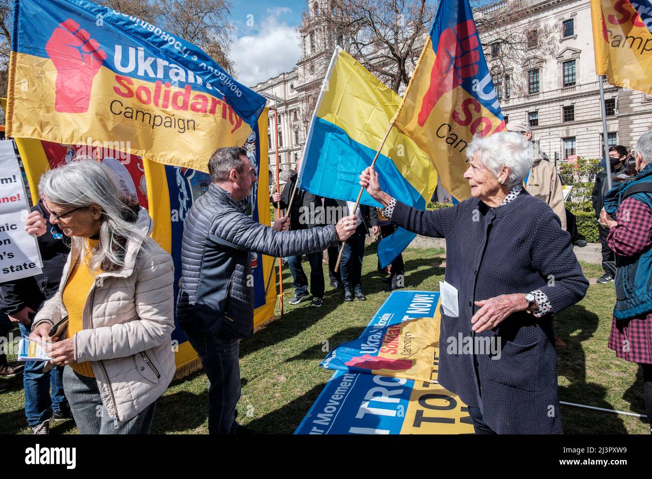 Londra, Regno Unito 9th aprile 2022. I sindacati britannici si radunano in solidarietà con l’Ucraina. I partecipanti si riuniscono in Piazza del Parlamento prima di marzo. Foto Stock
