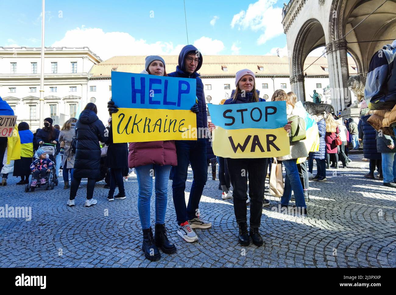 Monaco, Baviera, Germania. 9th Apr 2022. Dopo aver visto l'ultimo capitolo di atrocità committute dall'esercito russo a Buka e l'attacco missilistico alla stazione ferroviaria di Kramatorsk, ucraini, rifugiati ucraini, tedeschi e persone di tutto il mondo si sono levati insieme per chiedere una fermata all'aggressione militare della Russia e per l'Europa per fortificare l'Ucraina difesa. (Credit Image: © Sachelle Babbar/ZUMA Press Wire) Foto Stock