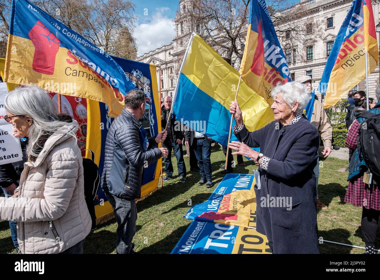 Londra, Regno Unito 9th aprile 2022. I sindacati britannici si radunano in solidarietà con l’Ucraina. I partecipanti si riuniscono in Piazza del Parlamento prima di marzo. Foto Stock
