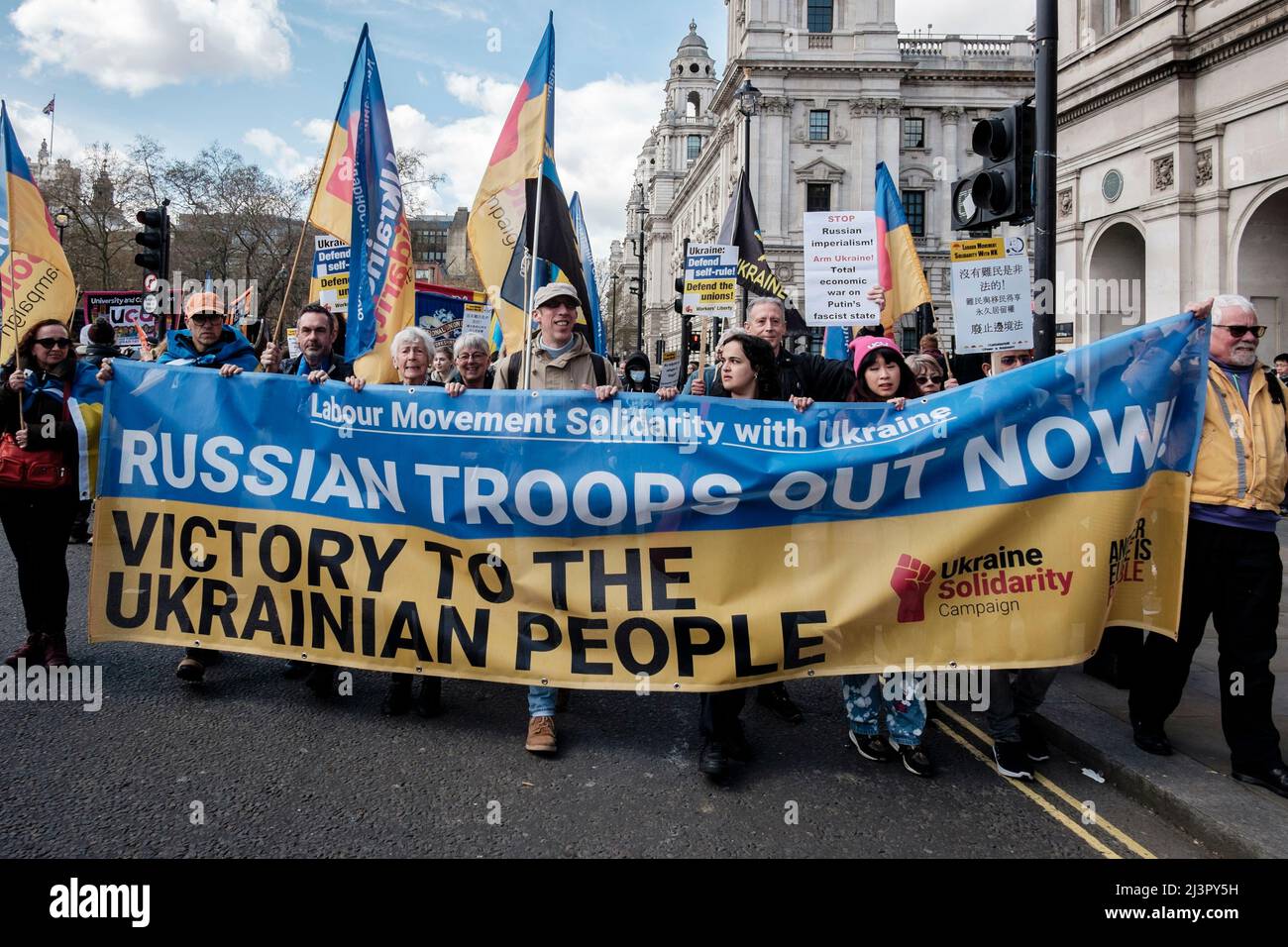 Londra, Regno Unito 9th aprile 2022. I sindacati britannici si radunano in solidarietà con l’Ucraina. Ucraina Campagna di solidarietà banner che dichiara 'truppe russe fuori ora' e 'Vittoria al popolo ucraino' portato alla testa della marcia. Foto Stock