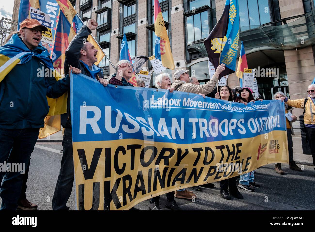 Londra, Regno Unito 9th aprile 2022. I sindacati britannici si radunano in solidarietà con l’Ucraina. Ucraina Campagna di solidarietà banner che dichiara 'truppe russe fuori ora' e 'Vittoria al popolo ucraino' portato alla testa della marcia. Foto Stock