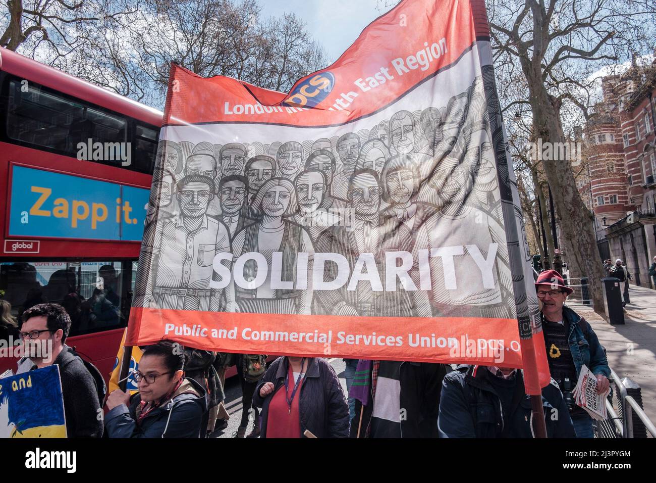 Londra, Regno Unito 9th aprile 2022. I sindacati britannici si radunano in solidarietà con l’Ucraina. I membri del PCS Union partecipano al rally. Foto Stock