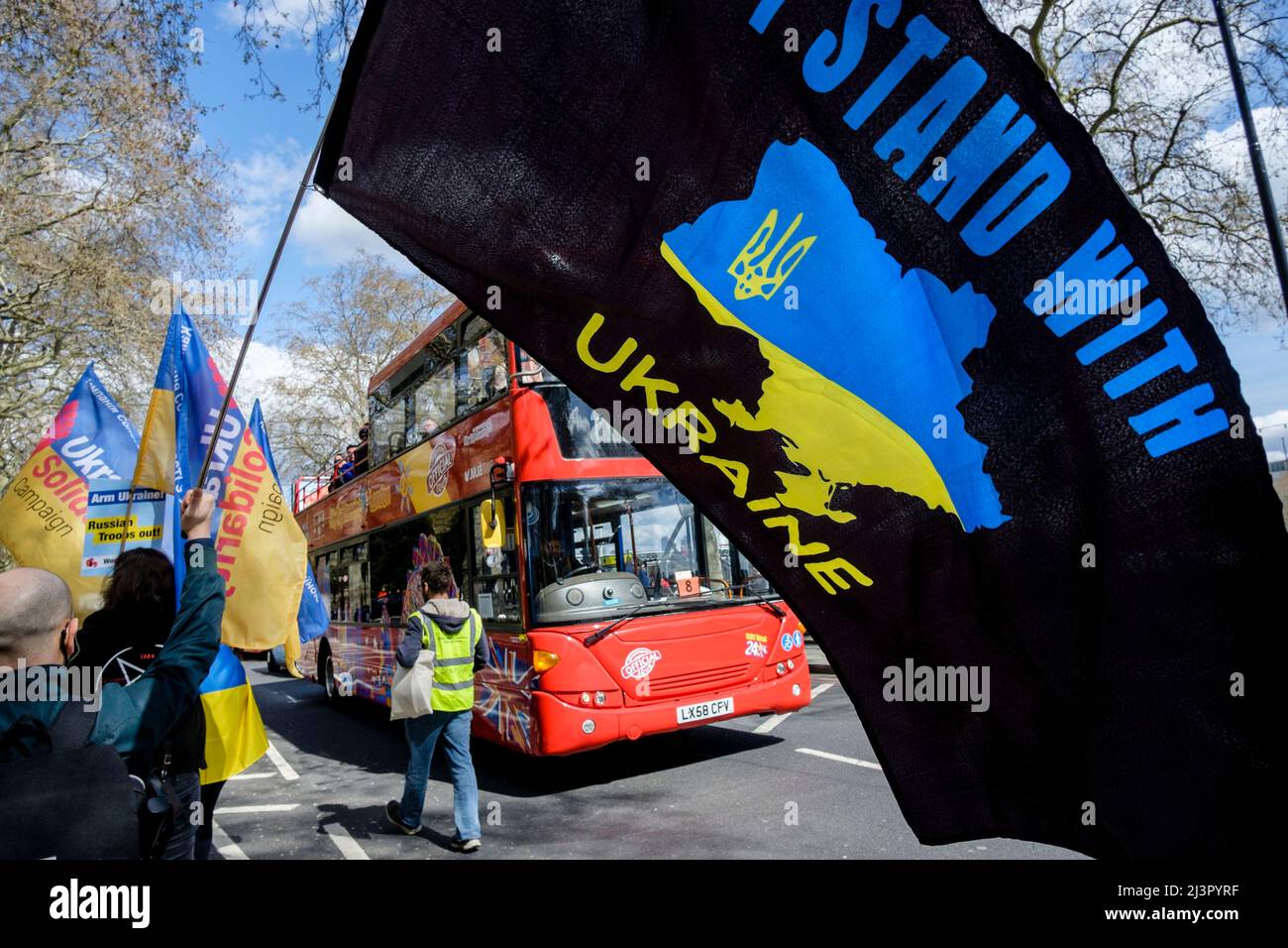 Londra, Regno Unito 9th aprile 2022. I sindacati britannici si radunano in solidarietà con l’Ucraina. Marcher porta la bandiera 'i Stand with Ukraine' lungo il percorso. Foto Stock