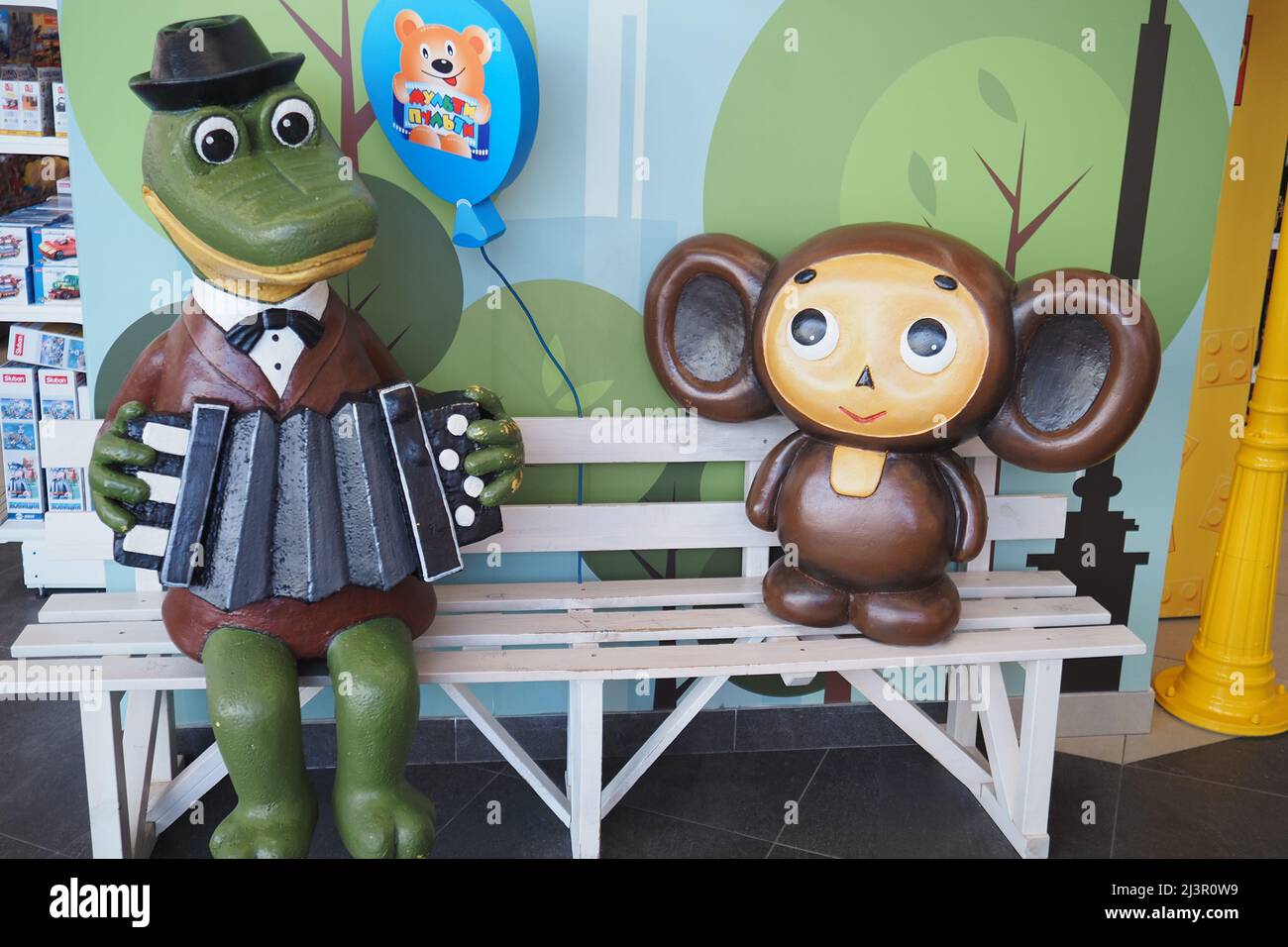 Personaggi fiabeschi di cartoni animati sovietici, Crocodile Gena e Cheburashka. Foto Stock