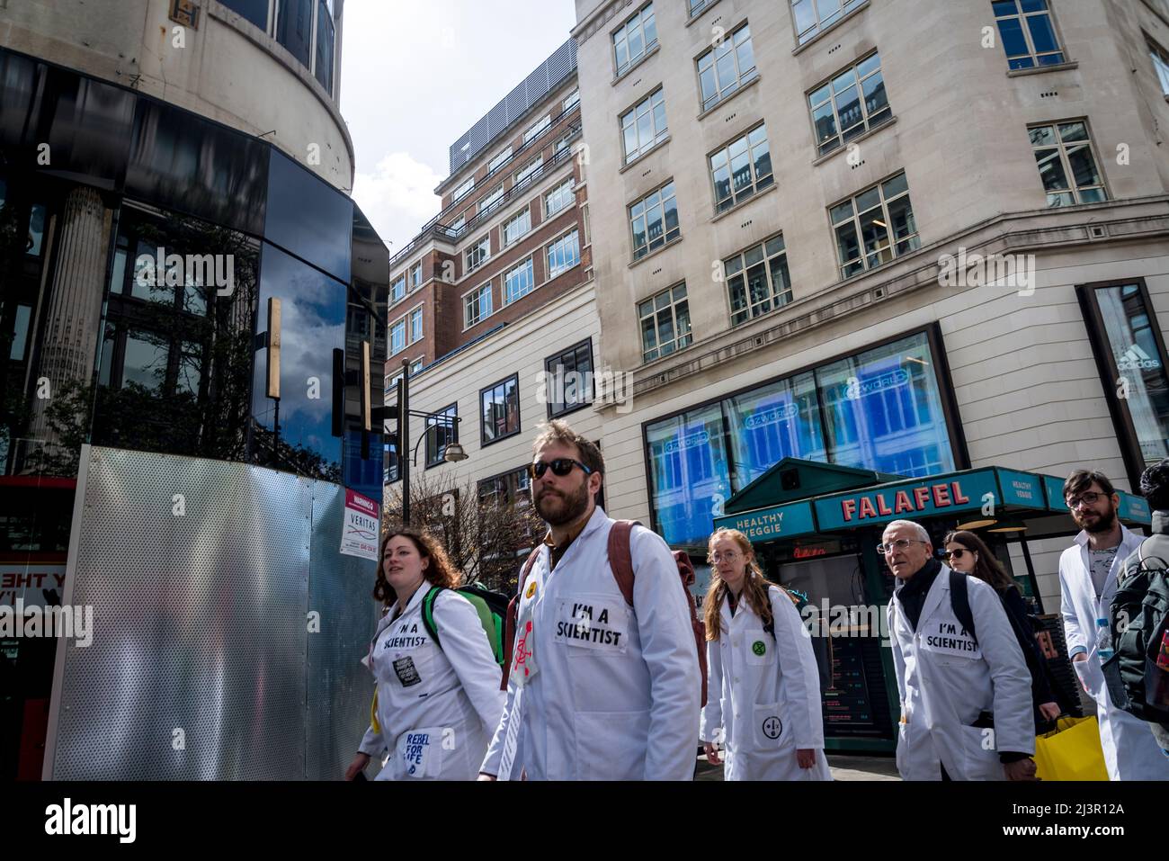 Gli scienziati di We non saranno spettatori, una protesta della ribellione di estinzione che combatte per la giustizia climatica, nel centro di Londra, 09.04.2022, Londra, Inghilterra, REGNO UNITO Foto Stock