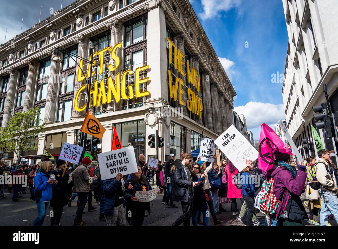 Non saremo spettatori, una protesta della ribellione di estinzione che combatte per la giustizia climatica, nel centro di Londra, 09.04.2022, Londra, Inghilterra, REGNO UNITO Foto Stock