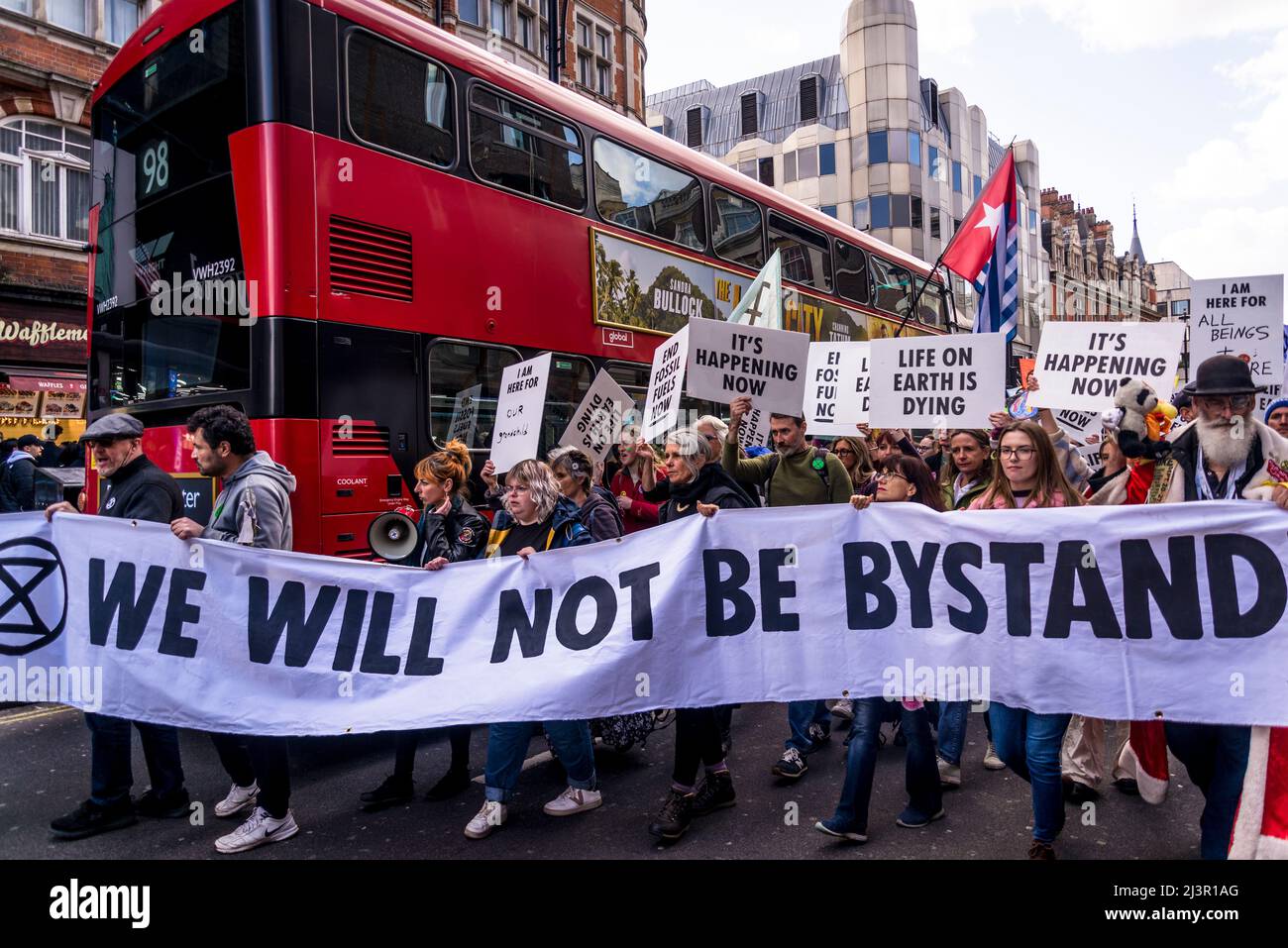 Non saremo spettatori, una protesta della ribellione di estinzione che combatte per la giustizia climatica, nel centro di Londra, 09.04.2022, Londra, Inghilterra, REGNO UNITO Foto Stock