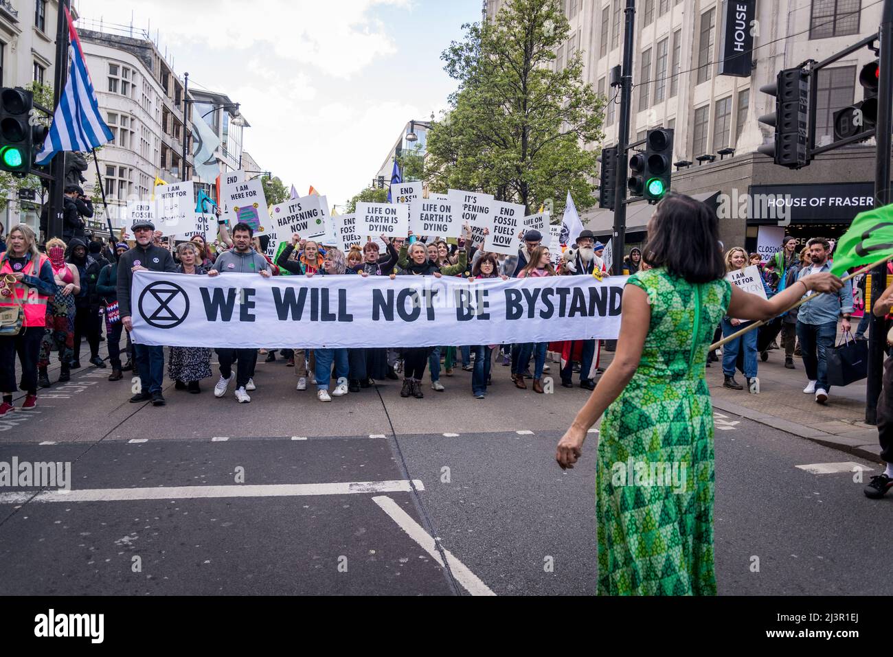 Donna indiana in abito verde danzante, non saremo spettatori, una protesta della ribellione di estinzione che lotta per la giustizia climatica, nel centro di Londra, 09.04.2022, Londra, Inghilterra, REGNO UNITO Foto Stock