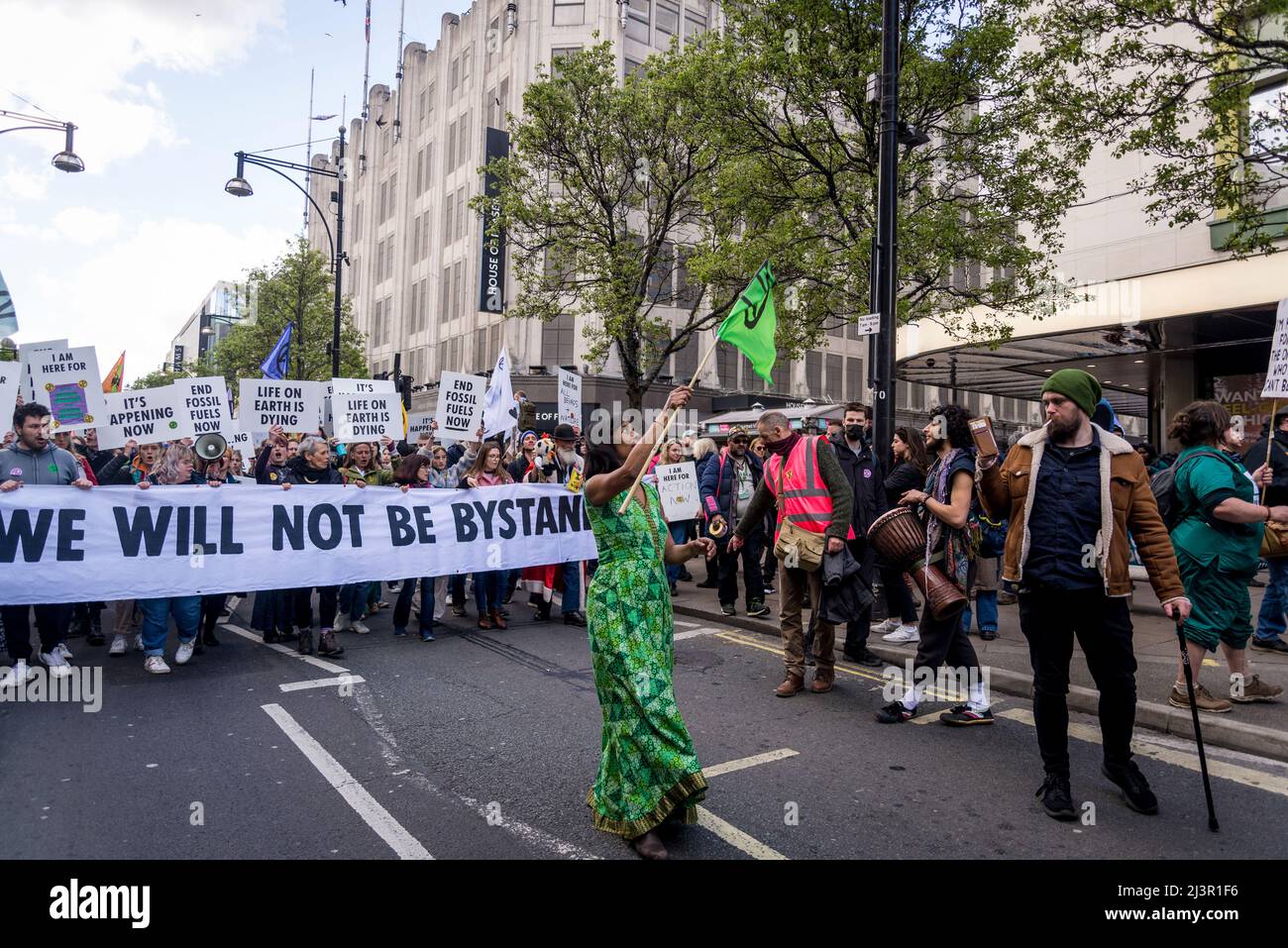 Donna indiana in abito verde danzante, non saremo spettatori, una protesta della ribellione di estinzione che lotta per la giustizia climatica, nel centro di Londra, 09.04.2022, Londra, Inghilterra, REGNO UNITO Foto Stock