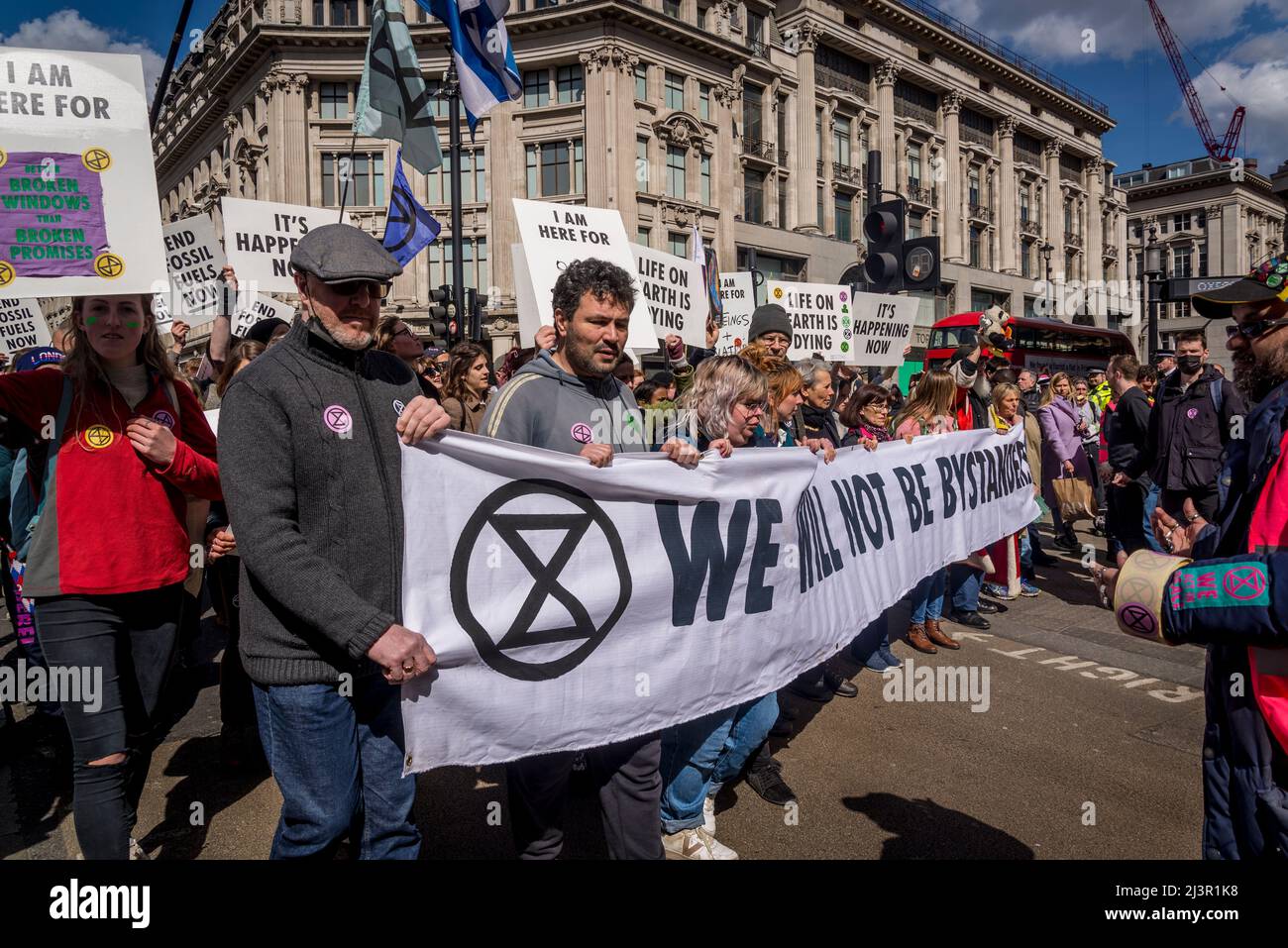 Blocco stradale, non saremo spettatori, una protesta della ribellione di estinzione che combatte per la giustizia climatica, nel centro di Londra, 09.04.2022, Londra, Inghilterra, REGNO UNITO Foto Stock