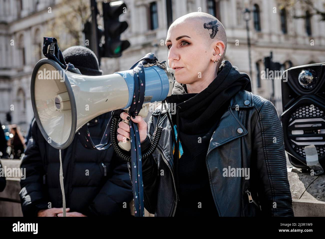 Londra, Regno Unito 9th aprile 2022. I sindacati britannici si radunano in solidarietà con l’Ucraina. Irina Holliday, attivista russo anti-Putin, si rivolge al raduno di Whitehall. Foto Stock