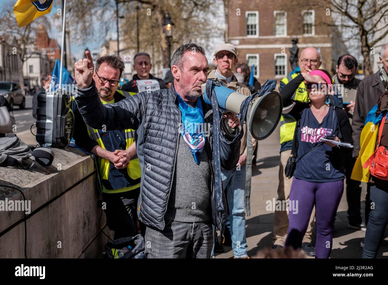 Londra, Regno Unito 9th aprile 2022. I sindacati britannici si radunano in solidarietà con l’Ucraina. Scrittore e emittente, Paul Mason si rivolge al raduno di Whitehall. Foto Stock