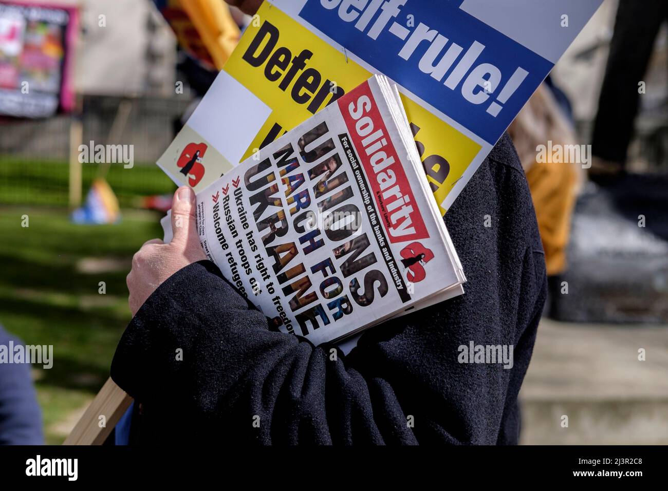 Londra, Regno Unito 9th aprile 2022. I sindacati britannici si radunano in solidarietà con l’Ucraina. Prima pagina del giornale "libertà dei lavoratori", "solidarietà" che promuove la marcia. Foto Stock