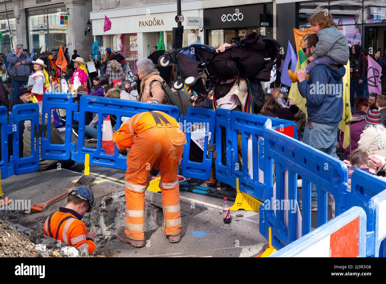 Londra, Londra, Regno Unito. 9th Apr 2022. Il movimento di azione climatica, la ribellione di estinzione, ha dato il via a tre settimane di ribellione a Londra con un raduno a Hyde Park seguito da azioni dirompenti e una marcia di protesta. La marcia di circa diecimila ferite nel centro di Londra da Hyde Park a Trafalgar Square. Il gruppo ha raccolto slancio negli ultimi anni e si è dato la promessa di aumentare le attività distruttive fino a quando il governo non ha preso misure più forti per affrontare la crisi climatica. (Credit Image: © Rod Harbinson/ZUMA Press Wire) Foto Stock