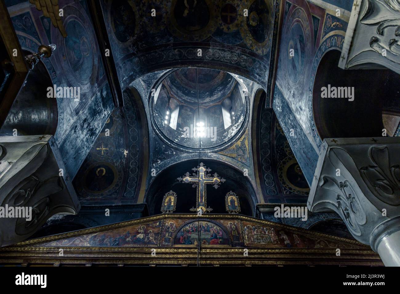 Atene - 6 maggio 2018: Chiesa ortodossa di San Nicola Rangavas, Atene, Grecia, Europa. Interni vintage scuro di vecchia chiesa greca storica. Graffiato Foto Stock