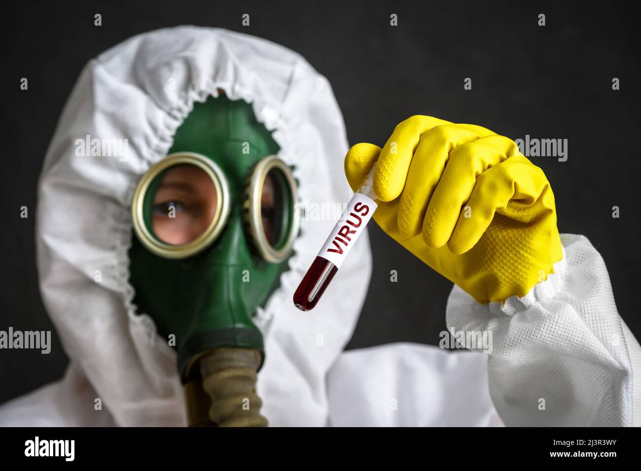 Provetta con virus in mani di scienziato in laboratorio, ricercatore in tuta protettiva e maschera a gas funziona con arma biologica. Concetto di segreto laborato Foto Stock