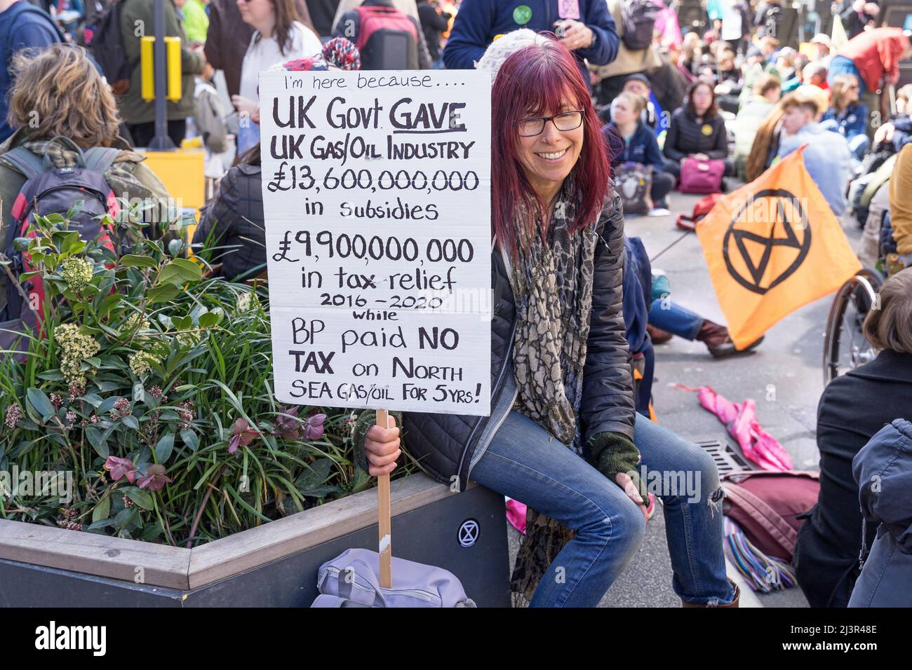 Estinzione la ribellione protesta per le strade del West End di Londra contro l'uso di combustibili fossili e per sensibilizzare al cambiamento climatico. Londra Foto Stock