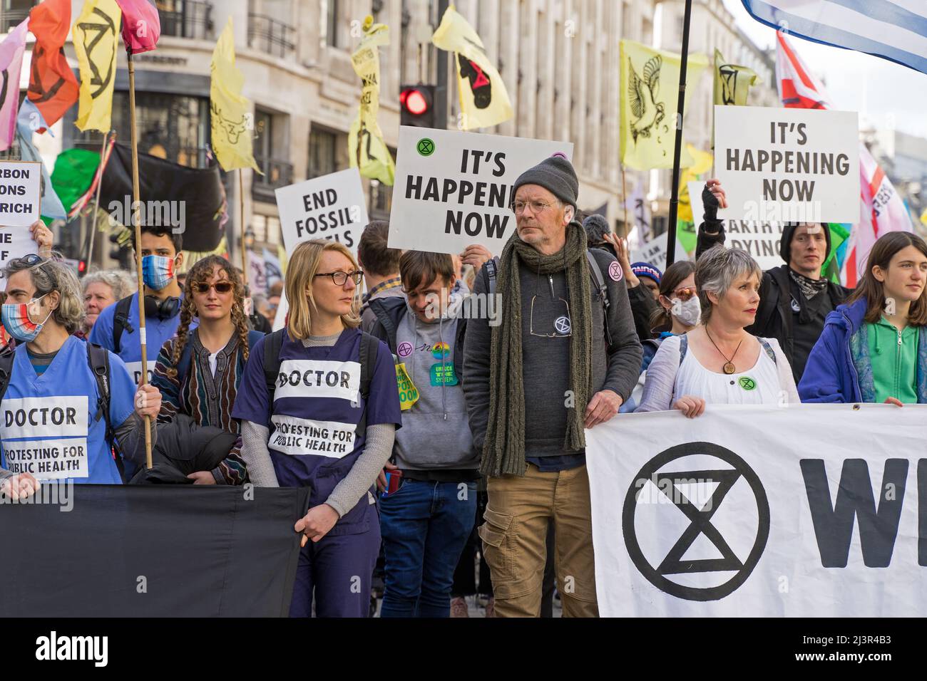 Estinzione la ribellione protesta per le strade del West End di Londra contro l'uso di combustibili fossili e per sensibilizzare al cambiamento climatico. Londra Foto Stock